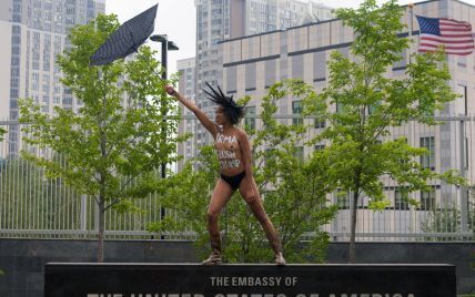 В Киеве участница Femen с голой грудью протестовала против Трампа под посольством США