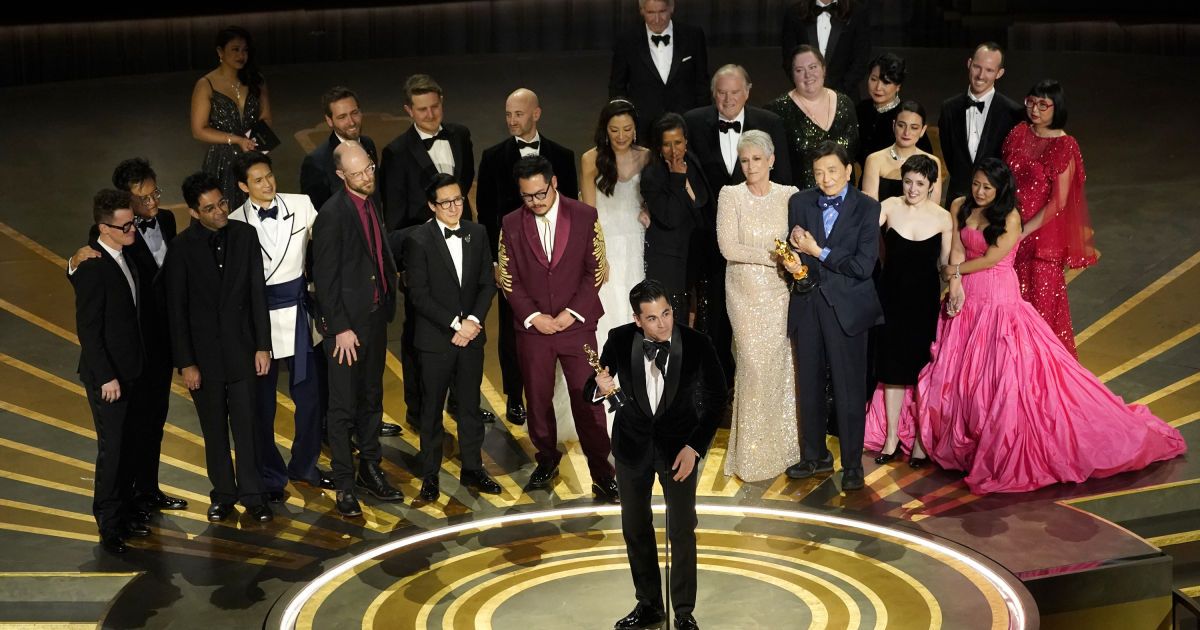 "Оскар-2023": лучшим фильмом признали "Все везде и одновременно"