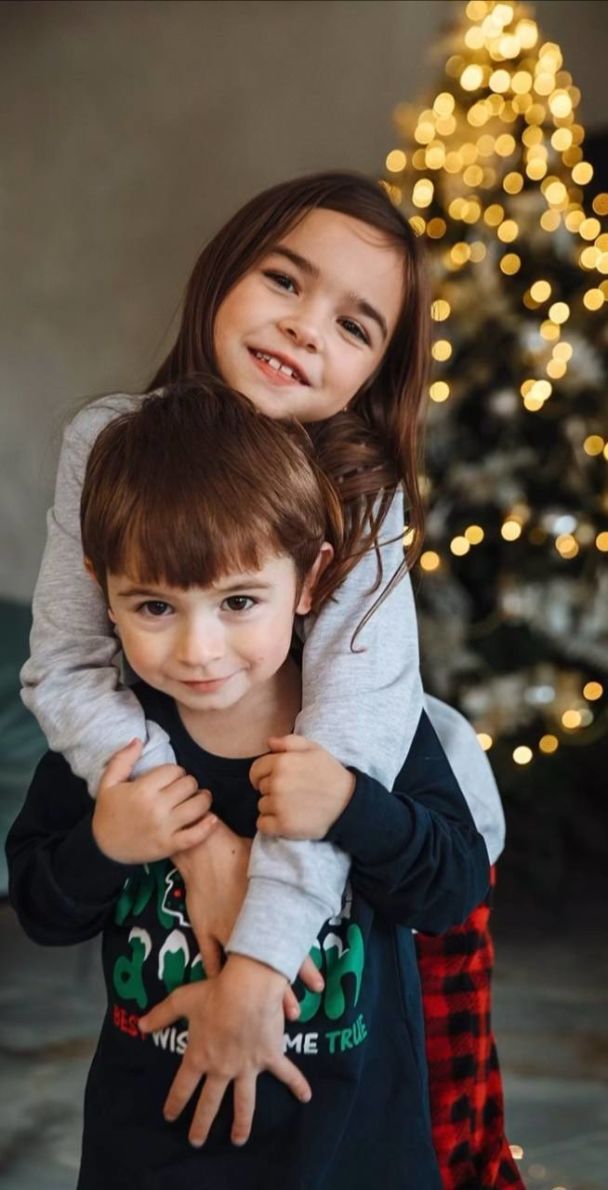 Илона Гвоздева устроила новогоднюю фотосессию с семьей / © instagram.com/ilonagvozdeva