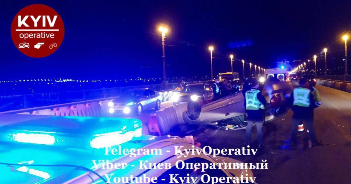 У Києві п'яна жінка на Nissan в’їхала у загорожу і перекинулася