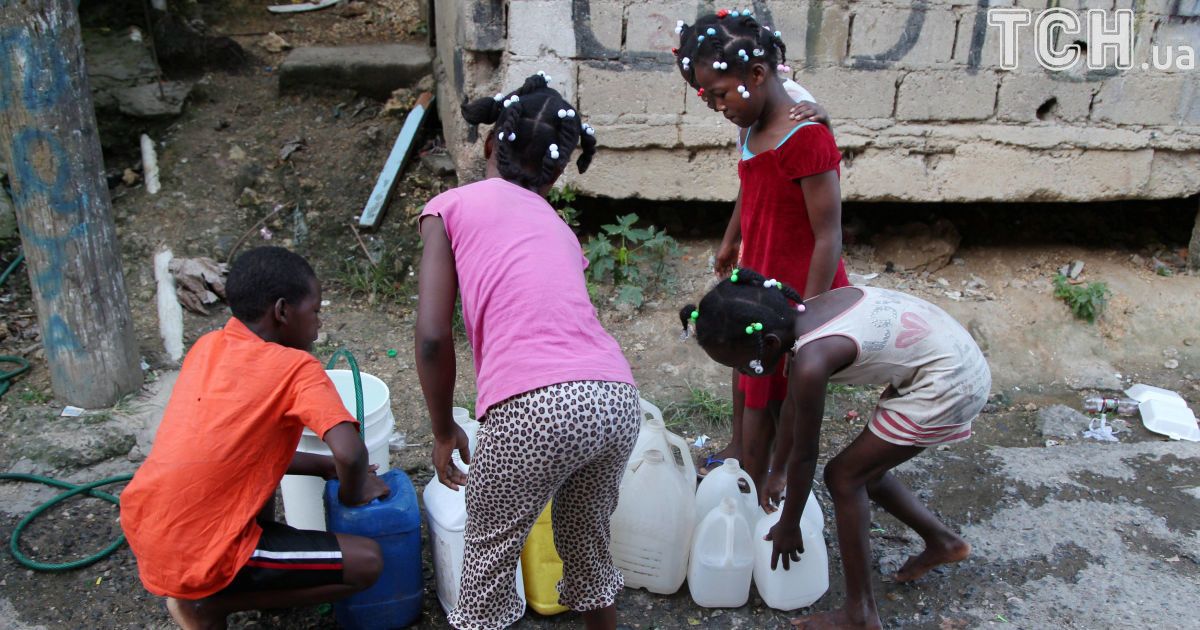 Евакуація та закупи у супермаркетах: як Кариби переживають атаку урагану десятиліття_7 / © Reuters