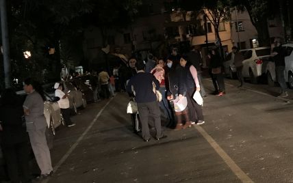 Гойдання ліхтарів та вибухи електроліній: очевидці зафіксували, як сильний землетрус сколихнув Мексику