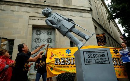 Протесты "мечтателей": в США иммигранты сбросили с пьедестала бумажную статую генпрокурора