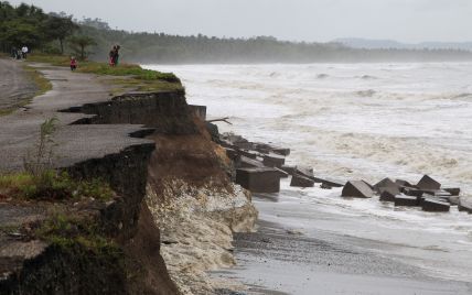 Ураган "Хосе" посилився до четвертої категорії та готується добивати постраждалі від "Ірми" острови
