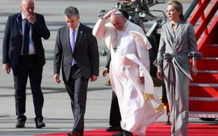 С изумрудными серьгами и в сером костюме: первая леди Колумбии на встрече с Папой Римским