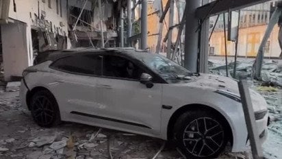Через атаку на Київ згорів автосалон Zeekr
