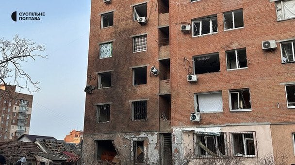 Пошкоджені житлові багатоповерхівки у Полтаві внаслідок нічної атаки. / © Суспільне