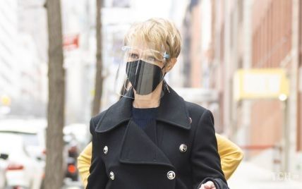 В двубортном пальто и с защитным экраном на лице: Синтия Никсон на улицах Нью-Йорка