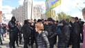 В Киеве на скандальной застройке полиция помогает "титушкам" установить забор и уничтожить озеро