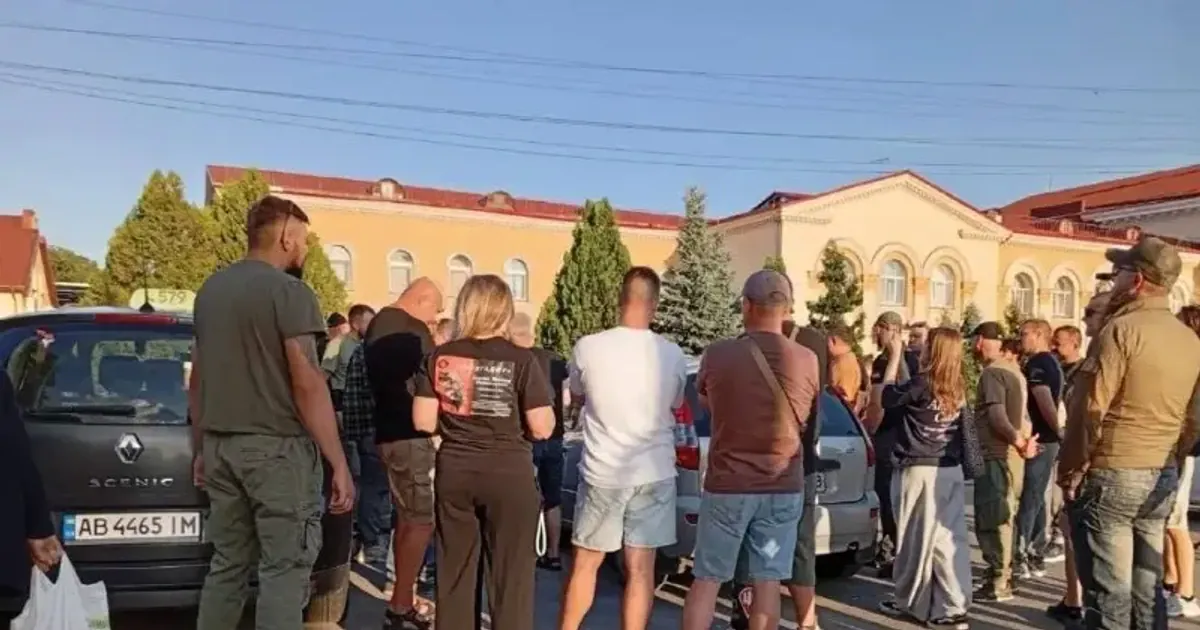 Скандал біля вокзалу у Вінниці: місцеві таксисти намагалися вигнати ветеранів з «точки»