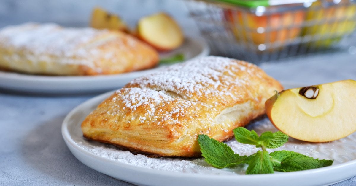 Слойки с яблоками и корицей