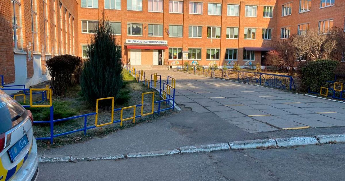 У ліцеї в Полтаві 12-річний учень розпорошив газовий балончик під час уроку: дітей ушпиталили до лікарні