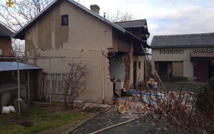 Во Львовской области от взрыва газа разнесло часть дома, есть пострадавшая: фото