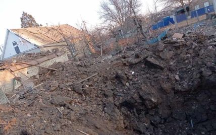 У Запорізькій області російські окупанти ракетою обстріляли туалет на городі: фото