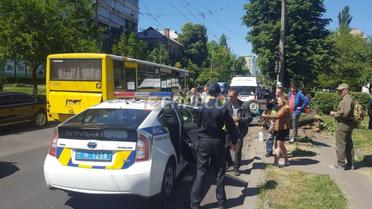 У Києві автомобіль із чоловіками напідпитку протаранив дерево_2 / © Еспресо.TV
