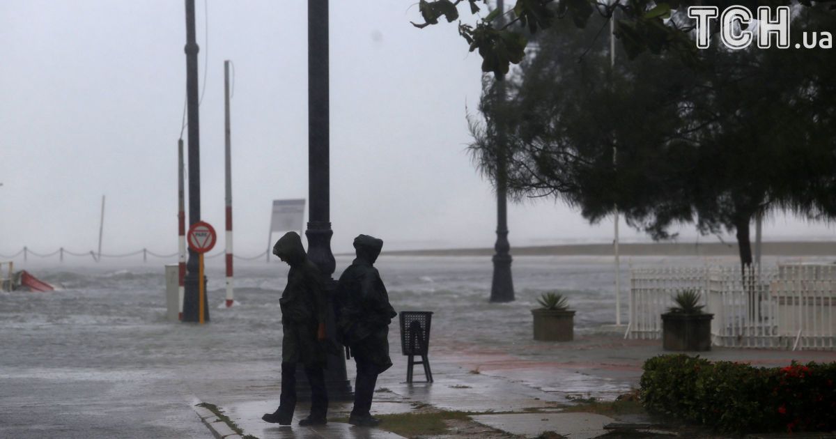 Пять торнадо образовалось во Флориде после атаки урагана "Ирма"