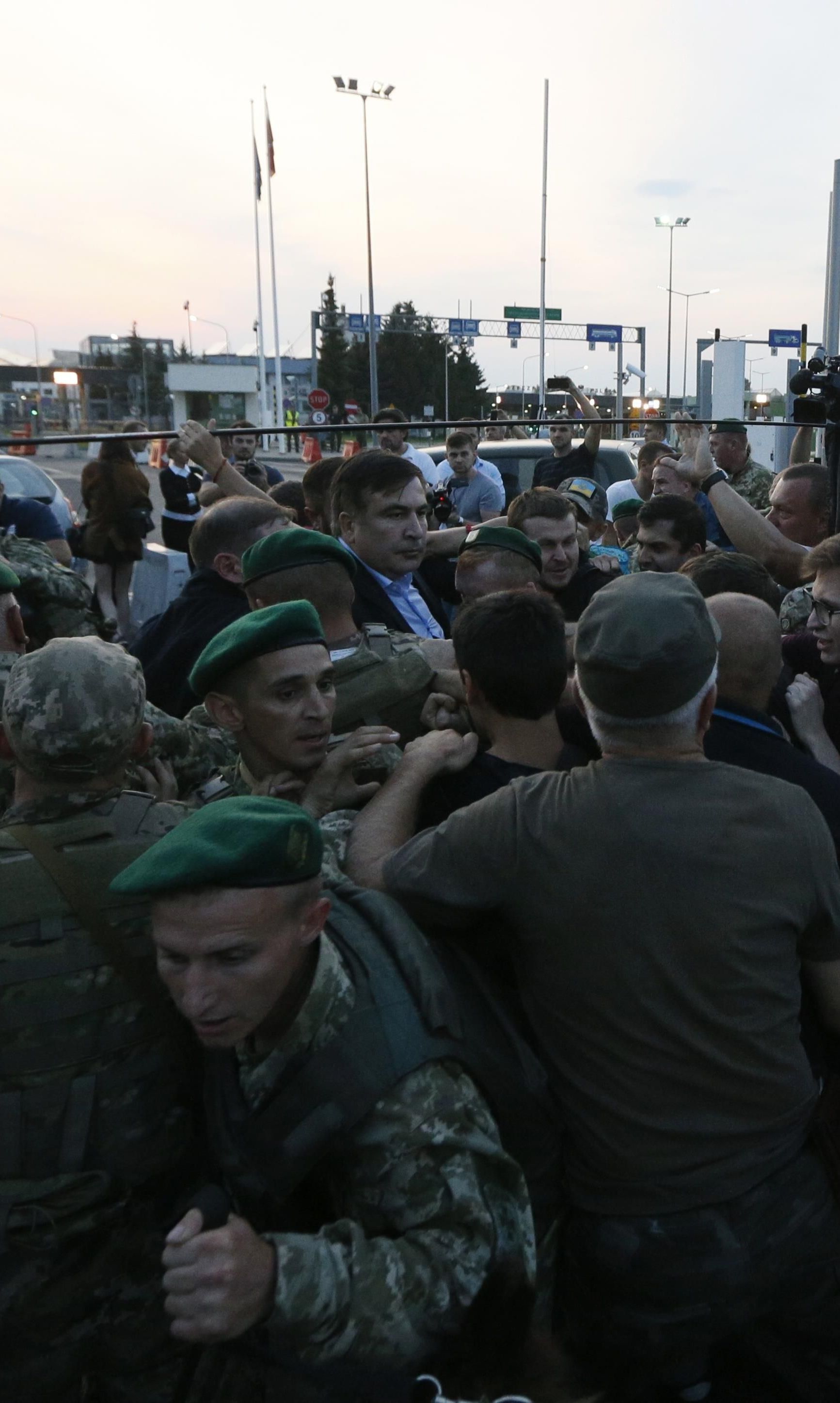 Пограничники назвали события на "Шегини" массовым незаконным нарушением границы