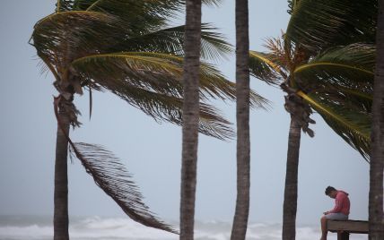 Страшный ураган "Ирма" приближается к Флориде: сильный ветер уже накрыл соседние острова