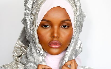 Модель в хиджабе Халима Аден приняла участие в стильной фотосъемке
