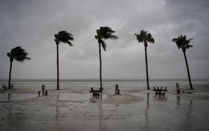 "Огромный монстр": после атаки урагана Трамп ввел во Флориде режим крупного стихийного бедствия
