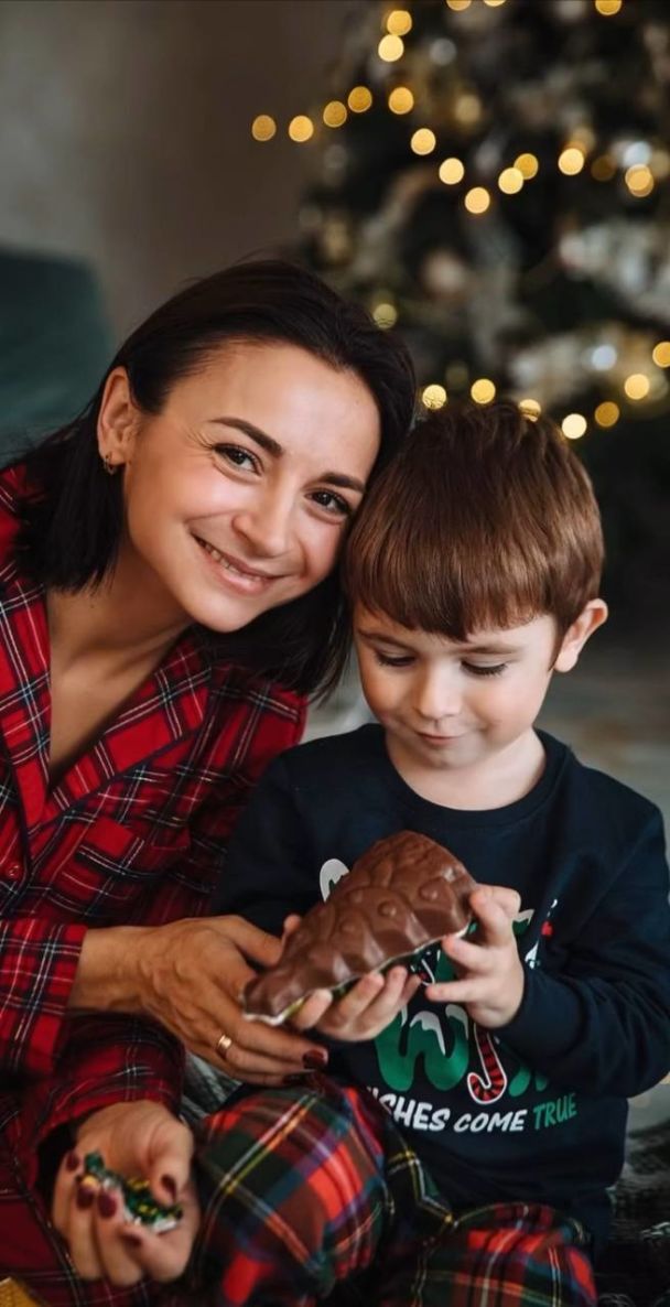 Илона Гвоздева устроила новогоднюю фотосессию с семьей / © instagram.com/ilonagvozdeva