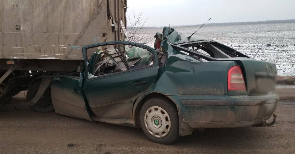 На Кіровоградщині через зіткнення машини з автопоїздом загинули троє людей