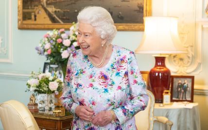 Несподівано: королева Єлизавета II повторила образ, в якому нещодавно з'являлася на прийомі