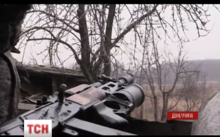 Украинские военные сняли на видео, как боевики обстреливают жилые окрестности Марьинки