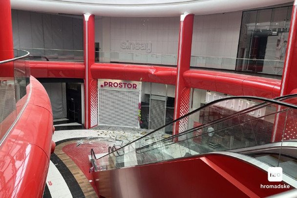 Внаслідок нічної атаки по Києву постраждав ТРЦ «Блокбастер Молл» / © Hromadske.ua