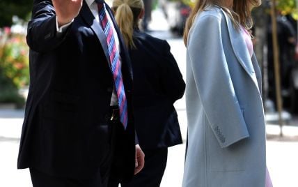 В розовом платье и голубом пальто: Мелания Трамп в элегантном образе сходила в церковь