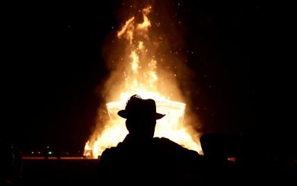 Сжигание "мужчины" и пламя в пустыне: Reuters опубликовало впечатляющие фото с фестиваля Burning Man