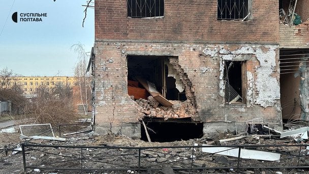 Пошкоджені житлові багатоповерхівки у Полтаві внаслідок нічної атаки. / © Суспільне