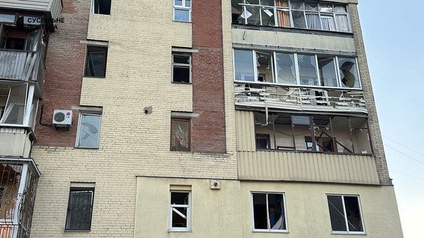 Пошкоджені житлові багатоповерхівки у Полтаві внаслідок нічної атаки. / © Суспільне