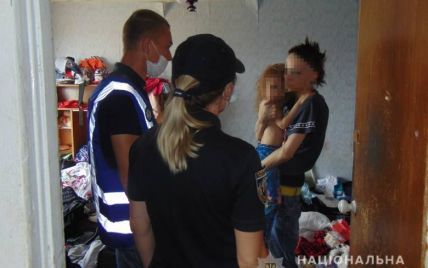 Грязь и антисанитария: полиция показала условия проживания детей в Киеве с горе-матерью