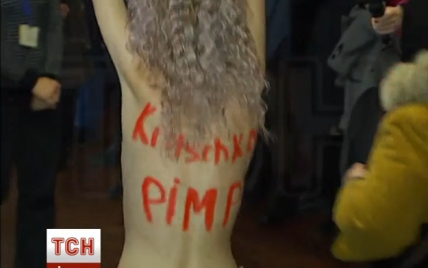 Гологрудая Femen встретила Кличко на участке криками "Сутенера в тюрьму"