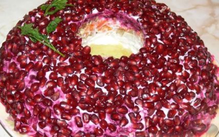 Что приготовить на Новый год 2021: вкусный и оригинальный салат "Гранатовый браслет"