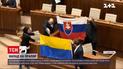 Во время столкновения в словацком парламенте депутат облил украинское знамя водой | Новости мира