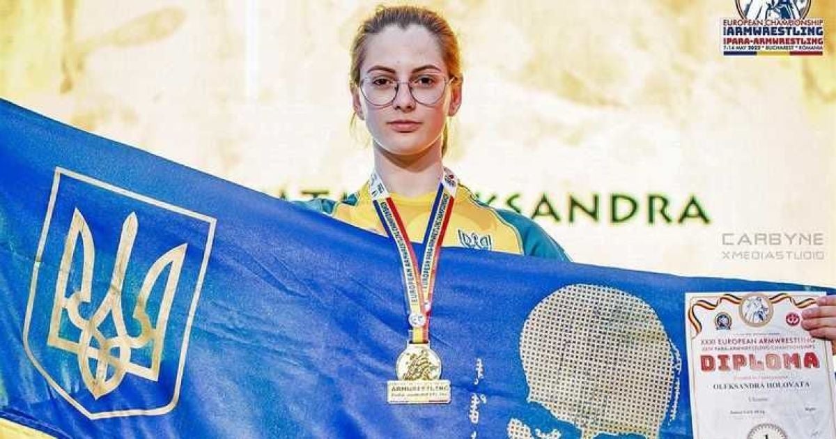 Вышла на пьедестал с Кобзарем: юная украинка стала чемпионкой Европы по армреслингу