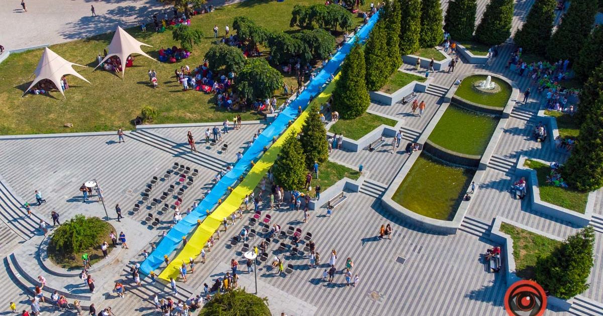 "Город патриотов": в Днепре десятки детей развернули 50-метровый флаг Украины (фото)