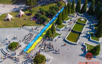 "Город патриотов": в Днепре десятки детей развернули 50-метровый флаг Украины (фото)