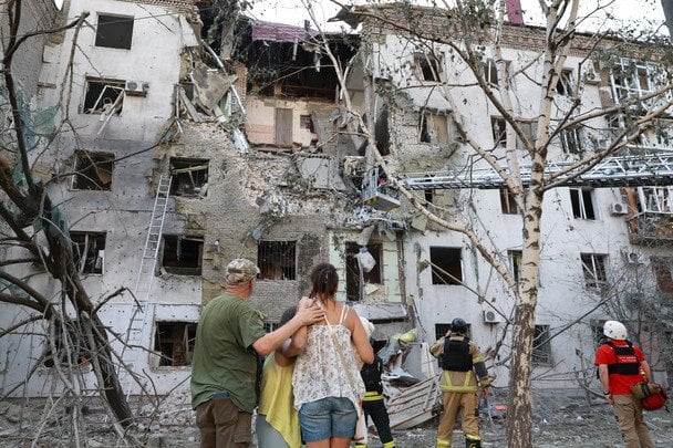 20 липня 2026. Російська авіація скинула керовані авіабомби на Запоріжжя. Під удар потрапили житлові та нежитлові будівлі. Одна людина загинула, ще п’ятеро зазнали поранень. На місці працювали рятувальники, медики та інші екстрені служби. / © Associated Press