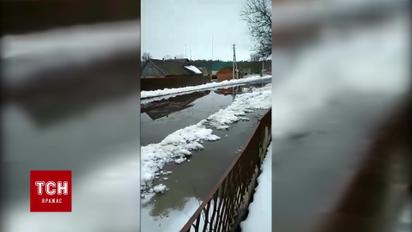 Жители Полтавщины не могут выйти из дома из-за затопленных ям на дорогах