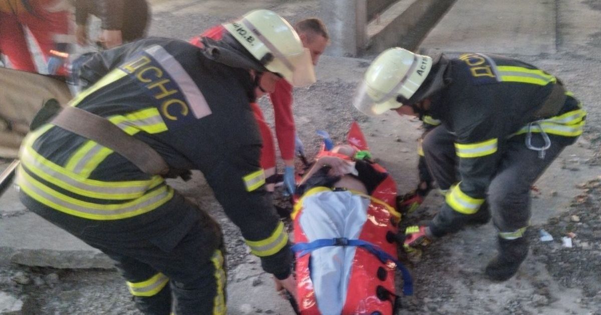 На Київщині 16-річна дівчина впала з 9 поверху