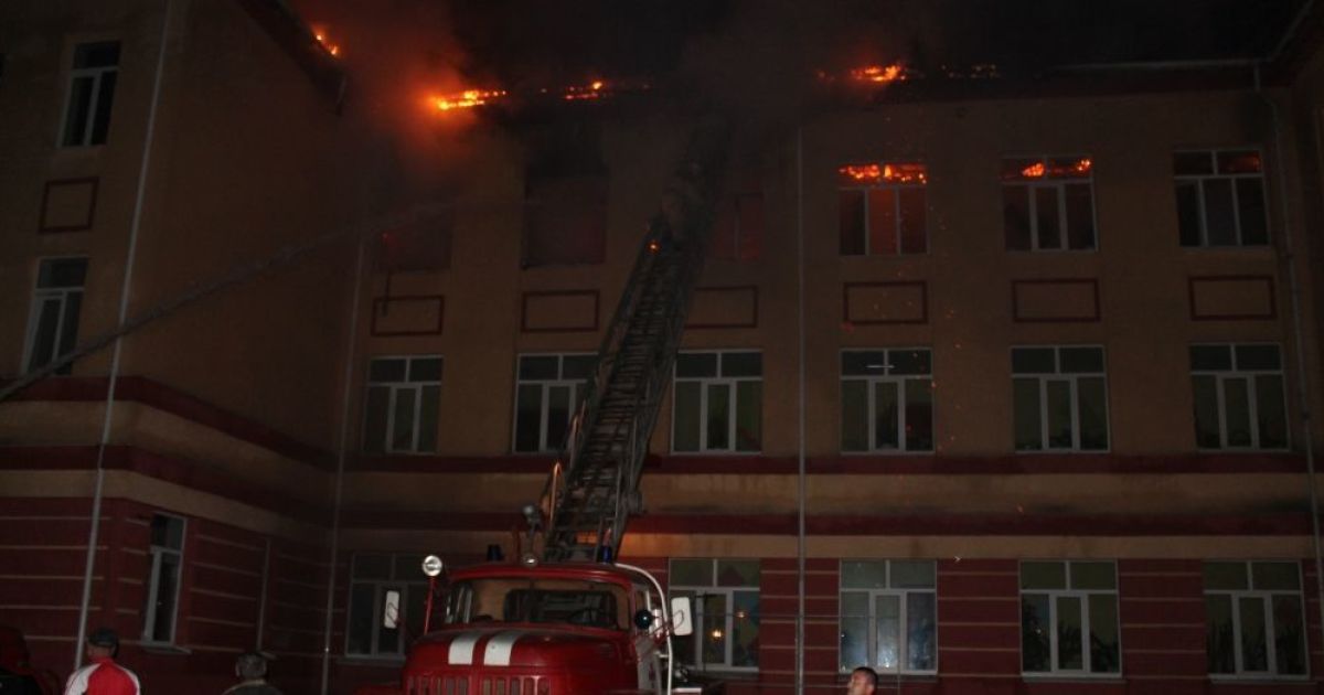 На Одесчине молния вызвала пожар в школе