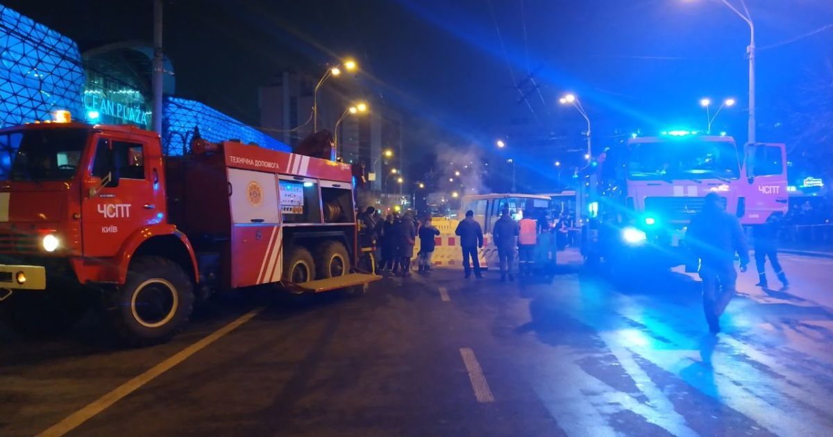 Прорыв теплосети возле Ocean Plaza: семь человек получили термические ожоги и попали в больницу