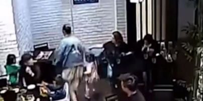 В ресторане Китая студентка ударила ногой 4-летнюю девочку