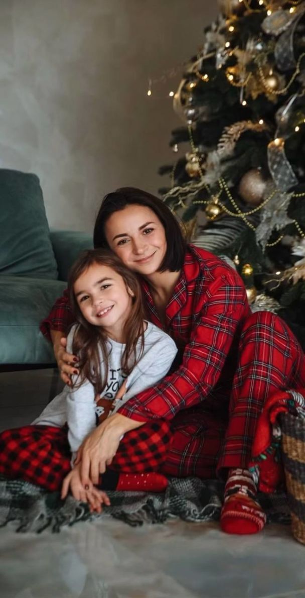 Илона Гвоздева устроила новогоднюю фотосессию с семьей / © instagram.com/ilonagvozdeva