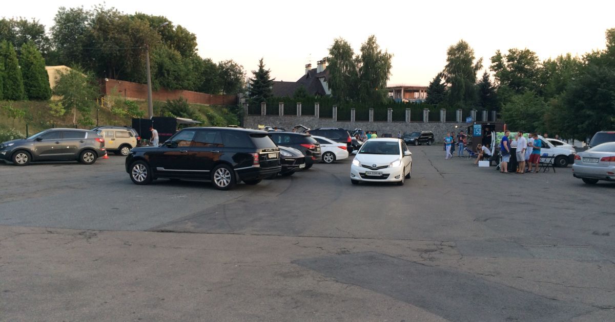 У Києві шукають ухильників від мобілізації серед "мажорів". / © Фото Валерії Ковалінської/ТСН