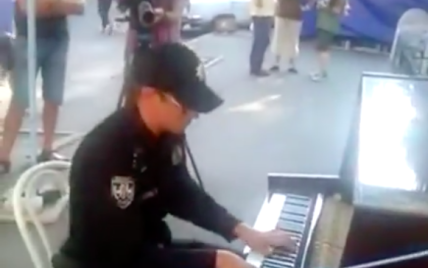 У Києві патрульний зіграв хіт на вуличному піаніно