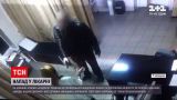 Чоловік напідпитку прийшов до лікарні і погрожував медсестрі зброєю | Новини України